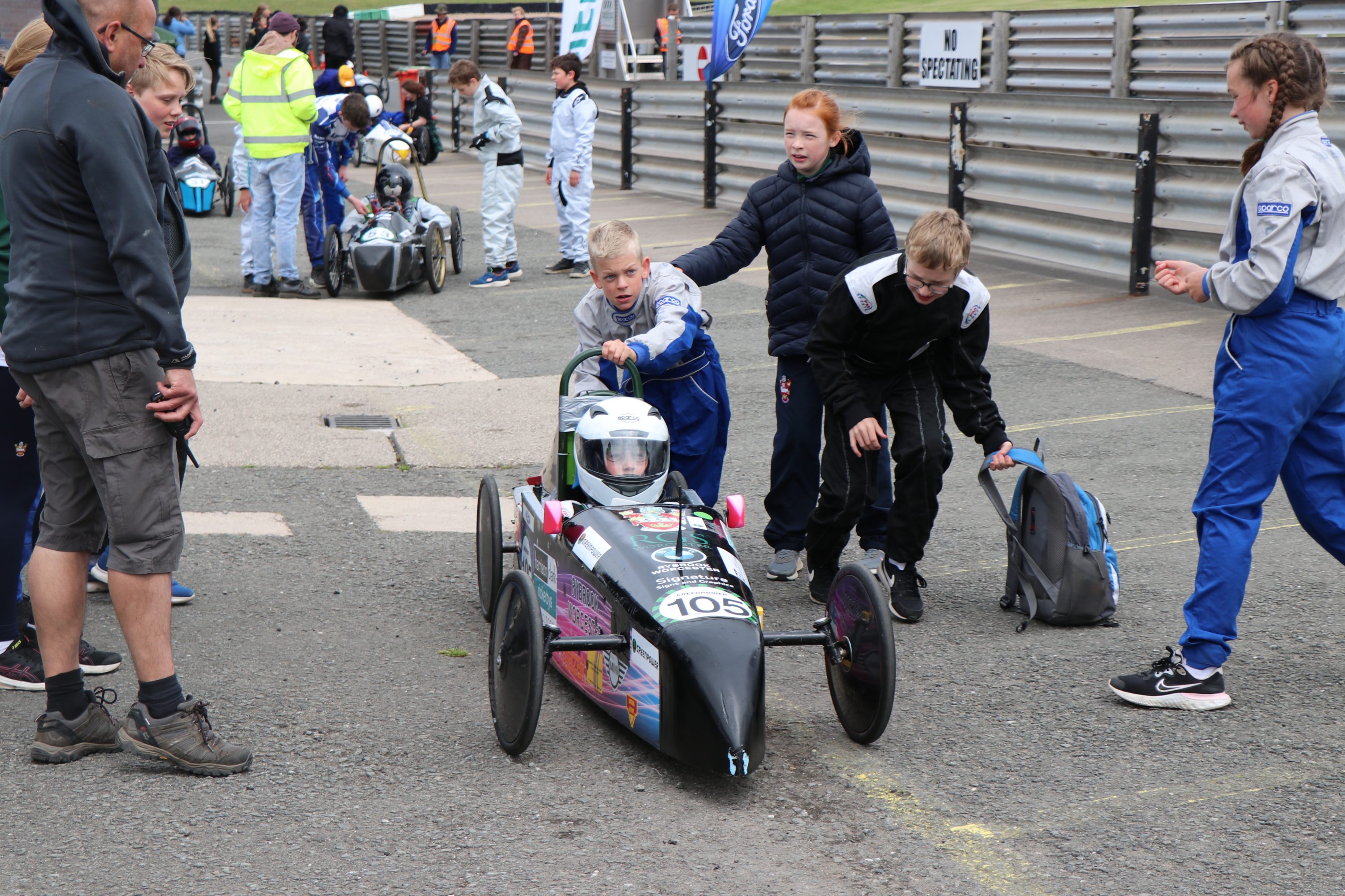 Teamwork at Mallory Park 